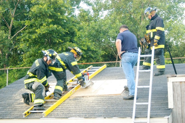 SFI/CFI Lt. Jim Carney working with the IFD on the WCDES roof simulator.